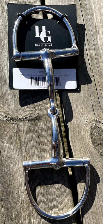 Biddet i rustfrit stål til hest med mærket HG Royal Steel, lagt på en træoverflade.