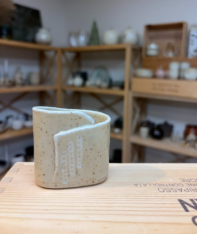 Lille keramisk vase med foldet kant