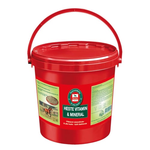 Rød plastspand med låg og håndtag, mærket "Heste Vitamin & Mineral" til hestefoder. (1)