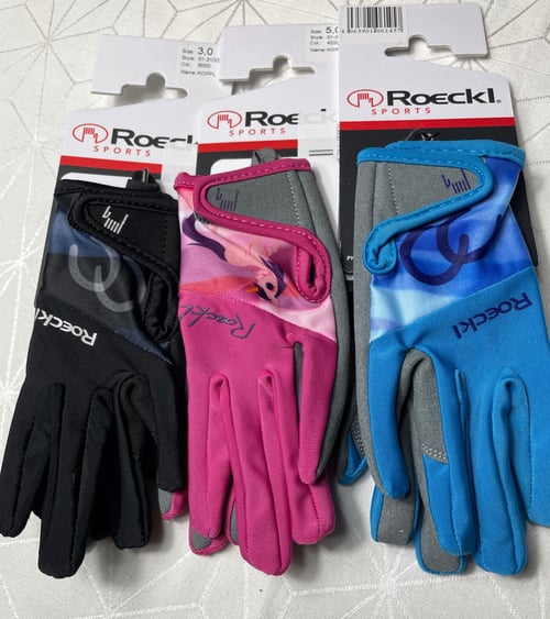 Tre par Roeckl Sports handsker i sort, pink og blå, stadig på ophæng. (1)