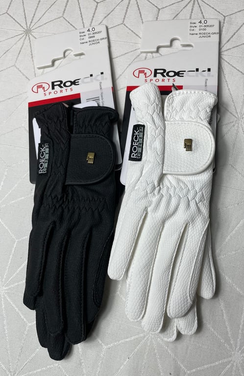 To golfhandsker i sort og hvid fra Roeckl Sports, begge med størrelse 4.0 og navnet Roeck-Grip Junior på emballagen.