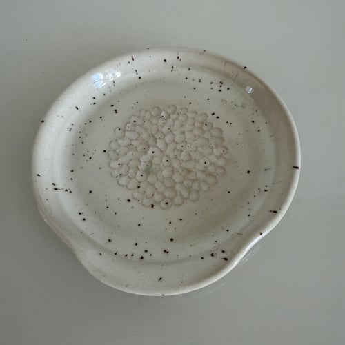 Skeholder med rive, råhvid med nister (3)