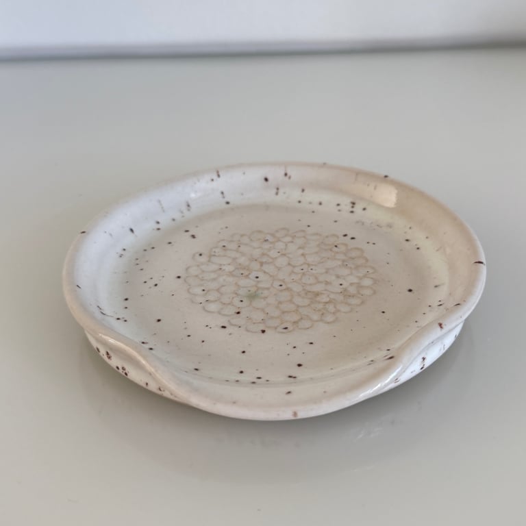 Skeholder med rive, råhvid med nister