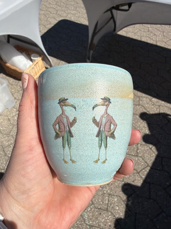 Kop med flamingosnak