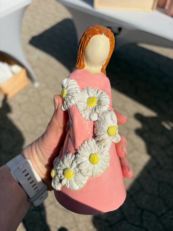 Dame med blomsterranke