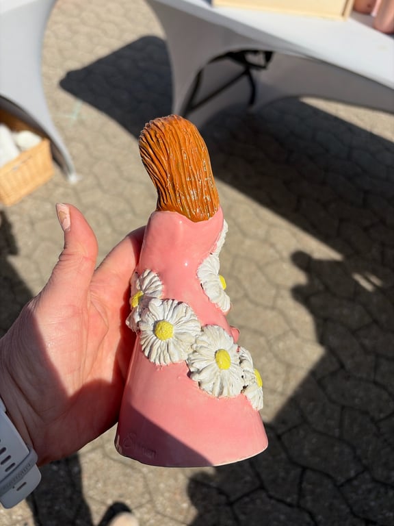 Dame med blomsterranke billede 3