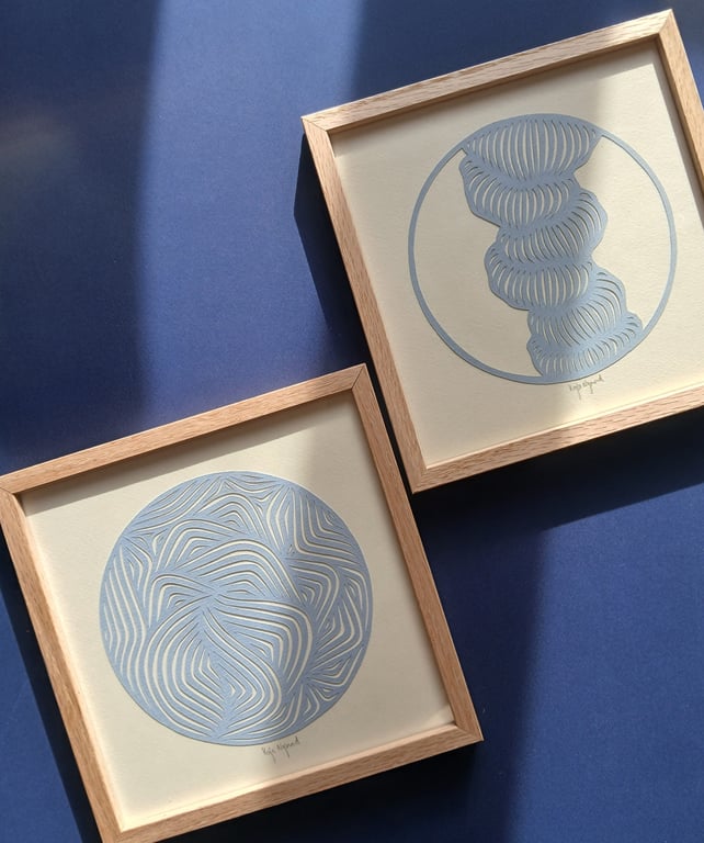 2 stk - 20x20cm, papercut, stålblå-ivory, indrammet  billede 2