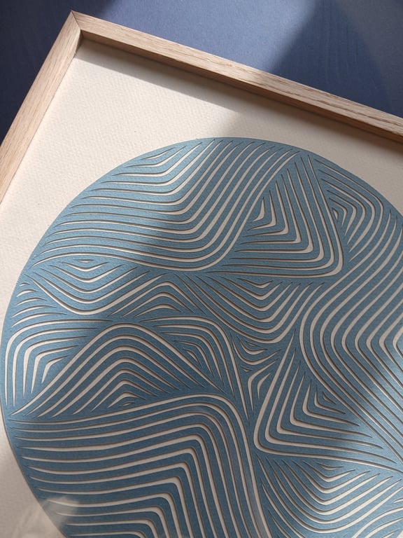30x30cm, papercut, dueblå-knækket hvid, indrammet  billede 2