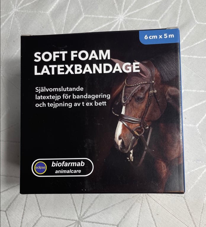 Boks med blødt skum latexbandage til heste, med svensk tekst og billede af en hest med hovedtøj.