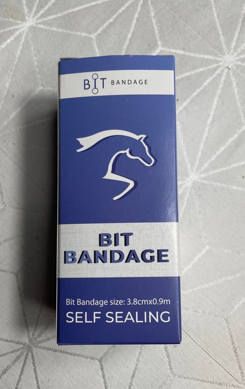Blå og hvid emballage til "Bit Bandage" med hestemotiv og teksten "Self Sealing" og størrelsen 3,8 cm x 0,9 m.