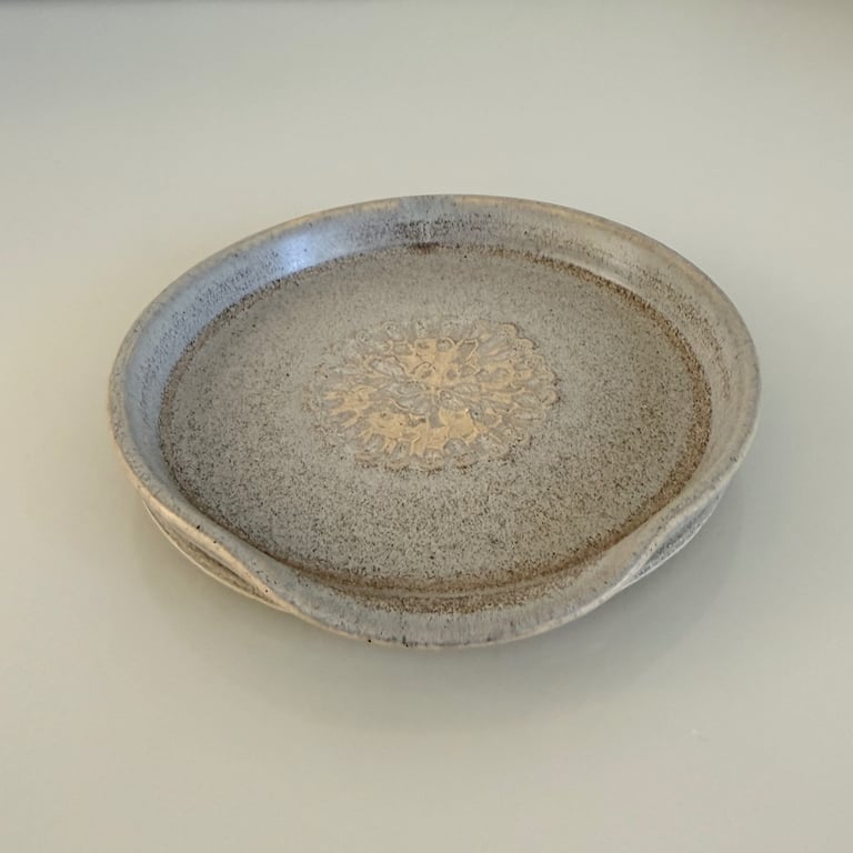 Skeholder med rive, gråblå