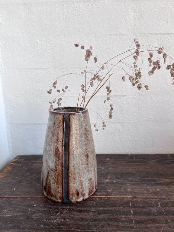 Vase, sand med sort slids