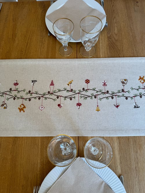 På lager uge 41. Julestemning løber 2030-5 Str. 32 x 130 cm. (2)