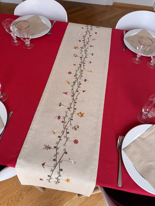 På lager uge 41. Julestemning løber 2030-5 Str. 32 x 130 cm. (3)