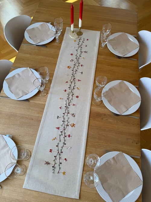 På lager uge 41. Julestemning løber 2030-5 Str. 32 x 130 cm. (4)
