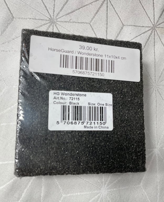 Sort HorseGuard Wonderstone slibesten med to klistermærker, der viser pris, størrelse og produktinformation.