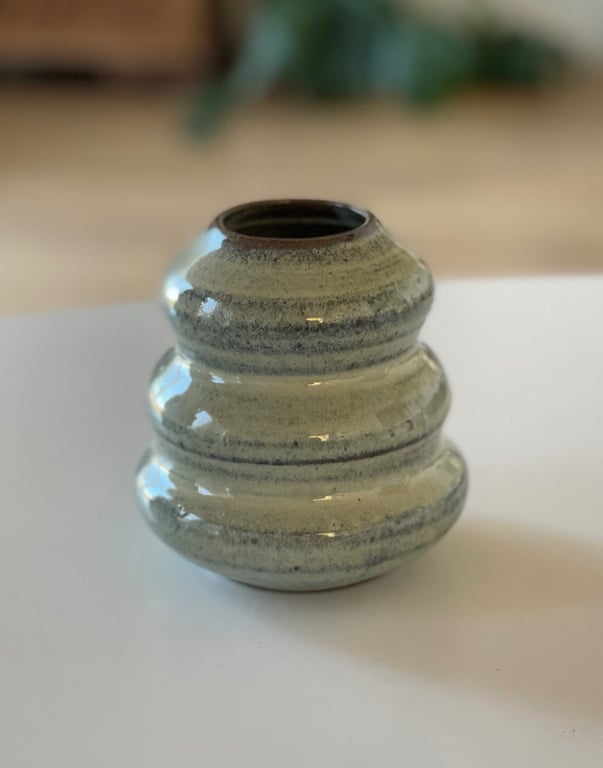 Buet vase i mørkt ler - pebermynte
