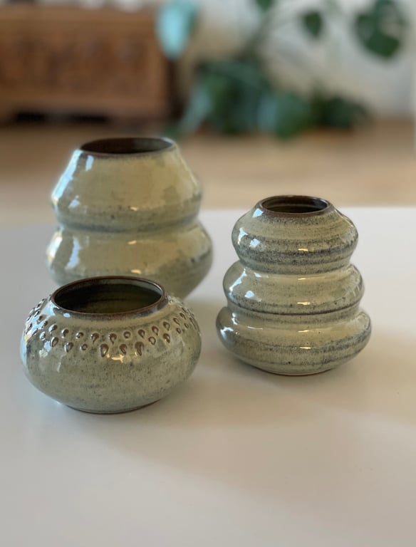 Buet vase i mørkt ler - pebermynte billede 3