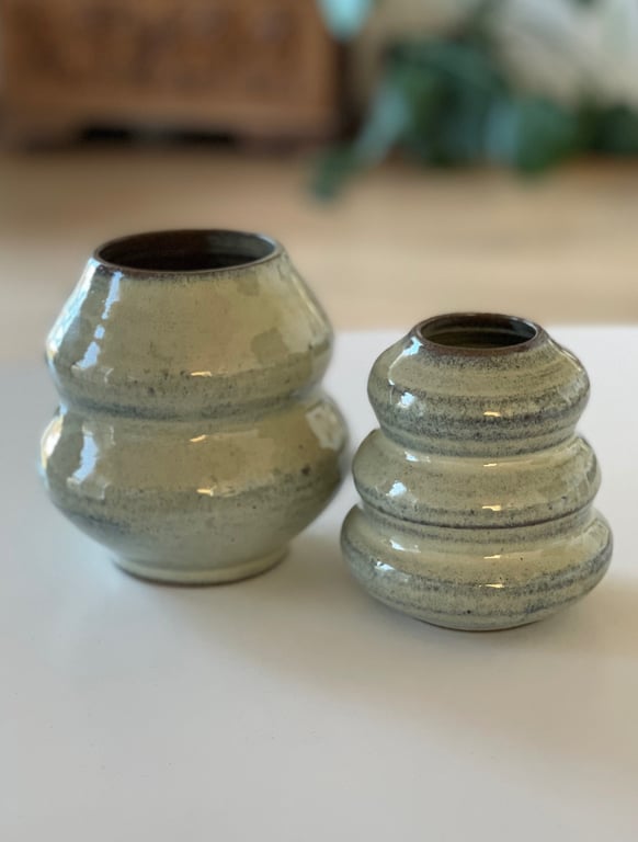 Buet vase i mørkt ler - pebermynte billede 2