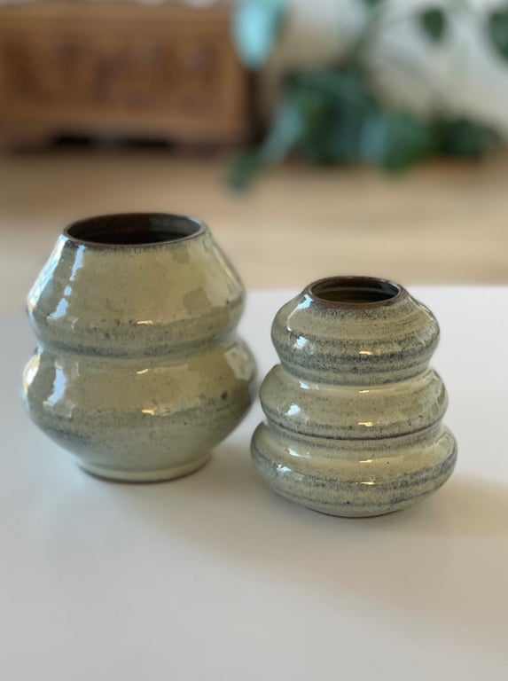 Buet vase i mørkt ler - pebermynte billede 2