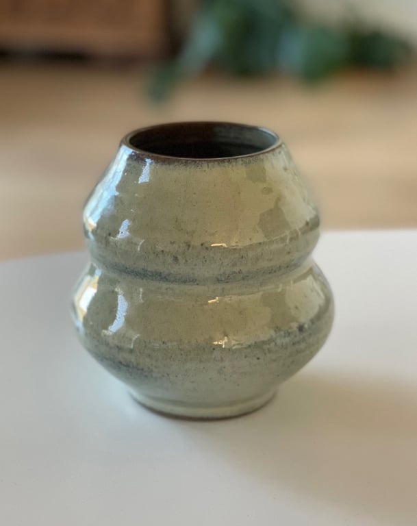 Buet vase i mørkt ler - pebermynte