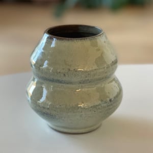 Buet vase i mørkt ler - pebermynte – produktbillede