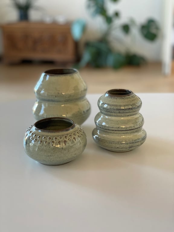 Buet vase i mørkt ler - pebermynte billede 3