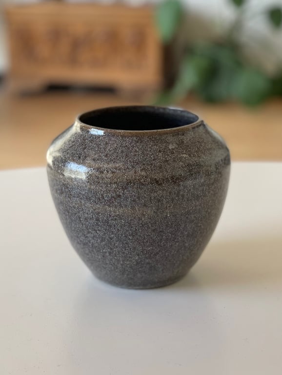 Buttet vase i mørkt ler 