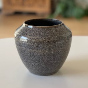 Buttet vase i mørkt ler  – produktbillede
