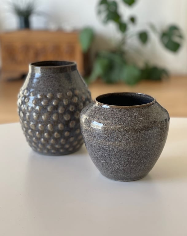 Buttet vase i mørkt ler  billede 2