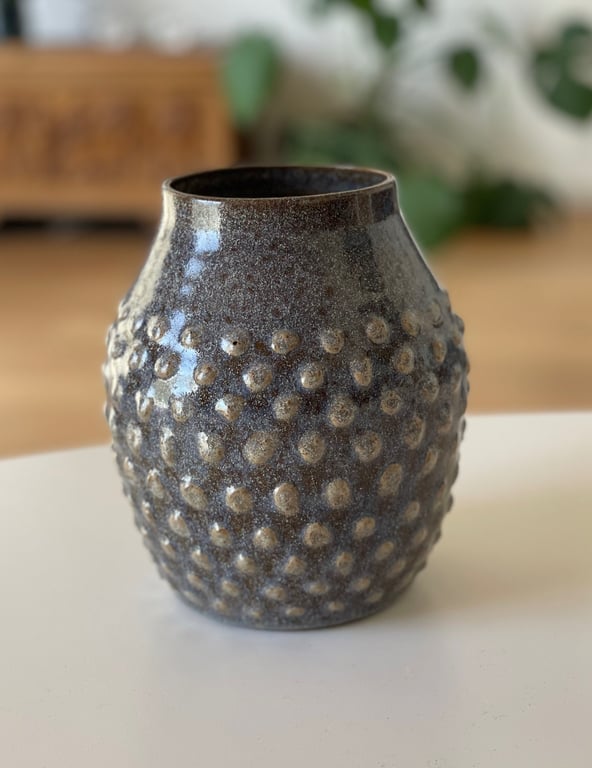 Vase i mørkt ler 