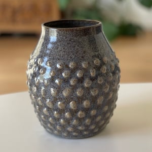 Vase i mørkt ler  – produktbillede