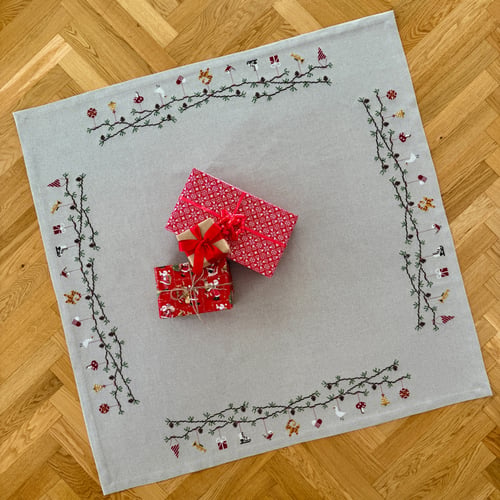 Mellem - juletræstæppe julestemning 2028-11 Str. 128 x 128 cm.