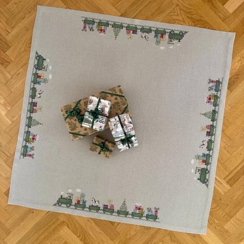 Mellem - juletræstæppe juletoget 2028-10 Str. 128 x 128 cm.