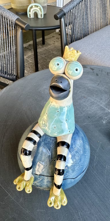 fugl med lange ben på kugle
