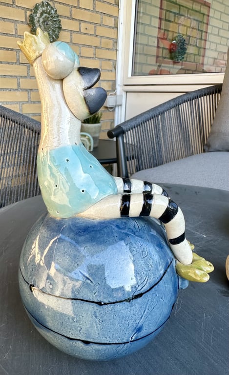 fugl med lange ben på kugle billede 3