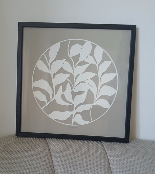 30x30cm papercut, beigegrå, indrammet 