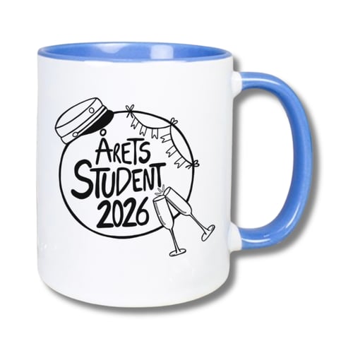 Krus med blå hank og inderside, med sort tekst og illustrationer, der viser en studenterhue, festflag og skåle, samt teksten "Årets student 2026". (2)