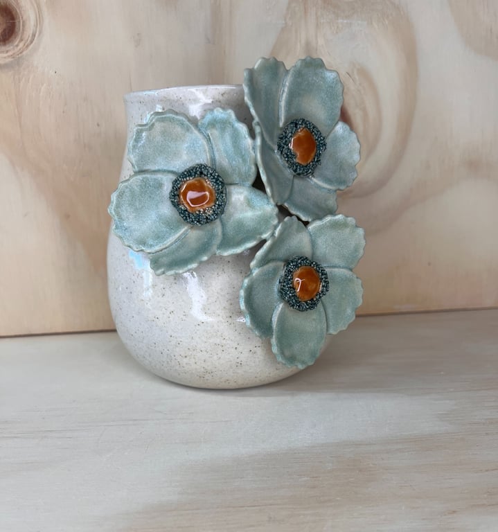 Vase med grønne blomster  billede 2