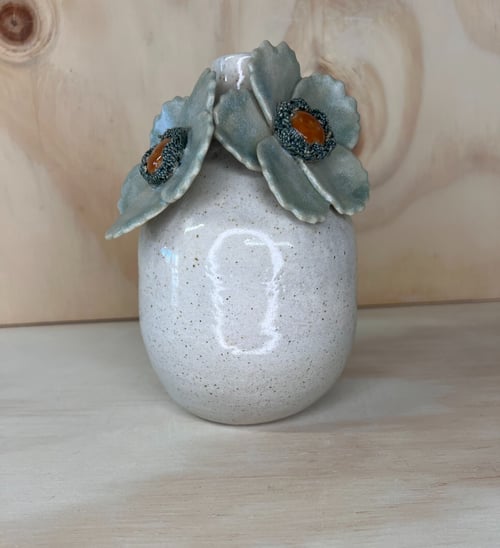 Keramisk vase med glaseret overflade og dekorative, blågrønne blomster med orange midte. (1)