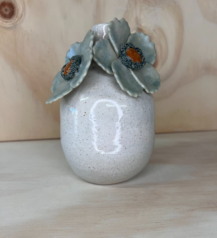 Lille vase med grønne blomster 