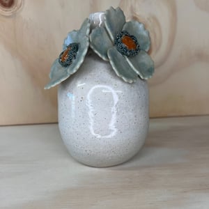 Lille vase med grønne blomster  – produktbillede