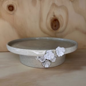 Kagefad med blomster hvid  – produktbillede