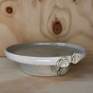 Kagefad med blomster lys gul   – produktbillede