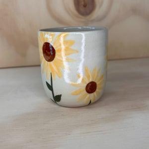 Kop med solsikke  – produktbillede