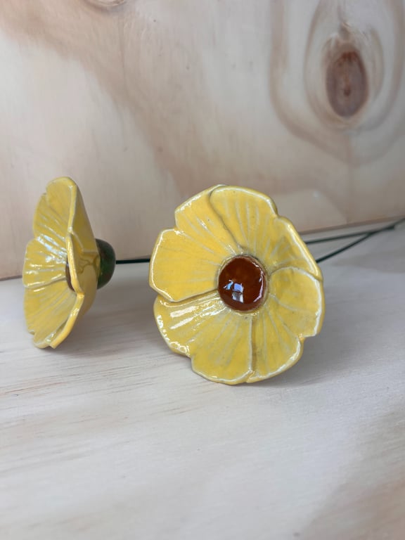 Blomst på stilk gul 