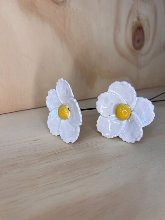 Blomst på stilk hvid