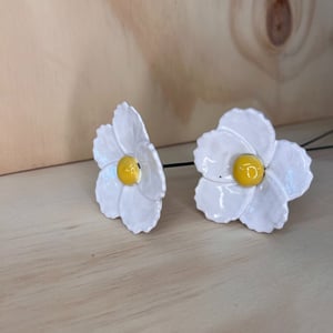 Blomst på stilk hvid – produktbillede