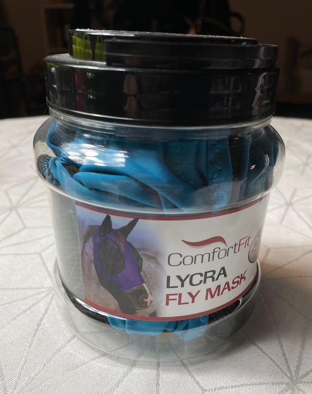 Plastdåse med blå Lycra flyvemaske til heste fra mærket Comfort Fit.