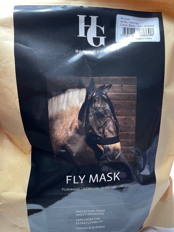 Sort emballage med billede af hest iført sort fluenetmaske, tekst på dansk og andre sprog, der beskriver produktet som en fluemask til heste.
